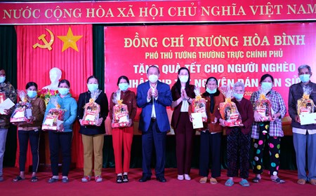 Phó Thủ tướng Thường trực thăm, tặng quà gia đình chính sách